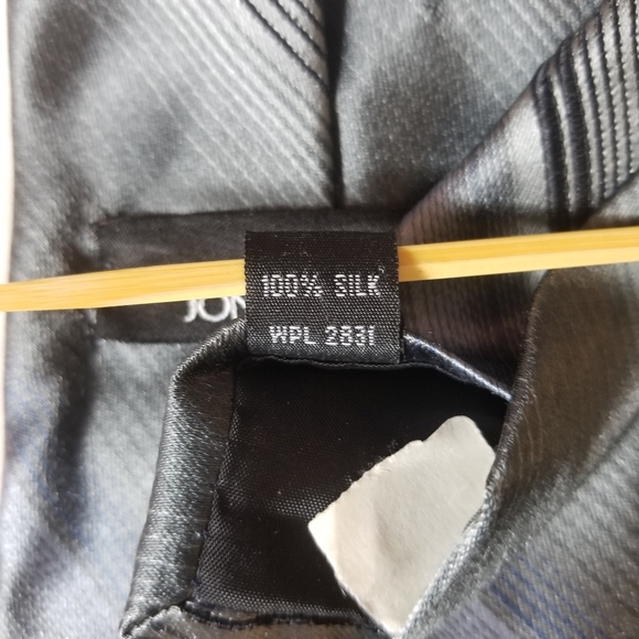 Jones New York Mens Silk Tie Grey Black Hints Blue - Picture 4 of 4